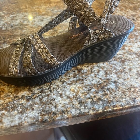 NWOT Bernie Mev. metallic wedge sandals - Picture 3 of 4